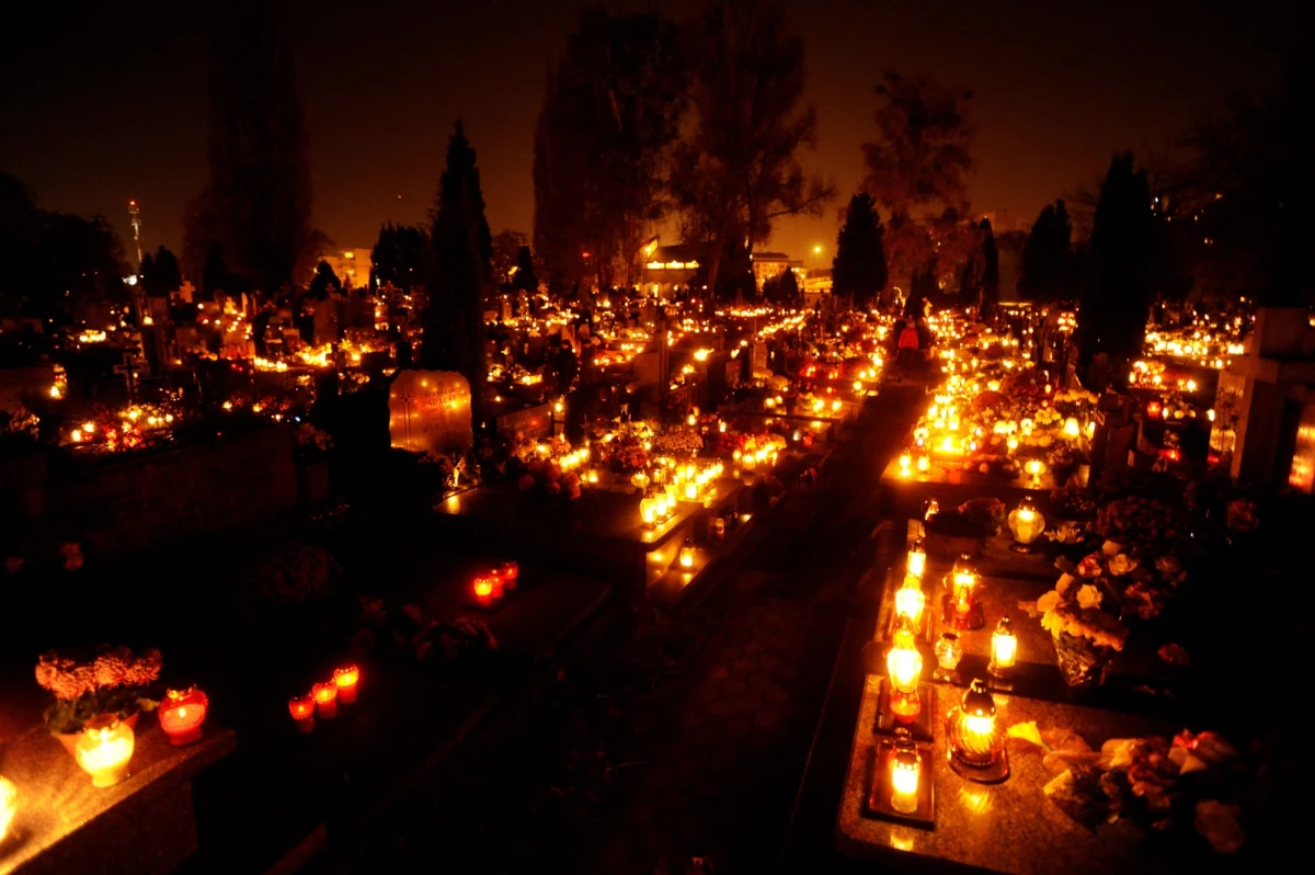 Kościół katolicki obchodzi dziś Dzień Zaduszny, tak zwane Zaduszki. W odróżnieniu od dnia Wszystkich Świętych, Kościół modli się za wszystkich zmarłych w intencji zbawienia dusz, odbywających w czyśćcu pokutę.