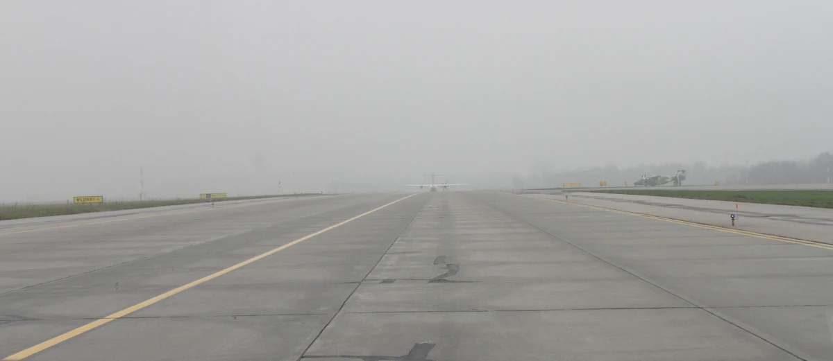 Gęsta mgła na południowym zachodzie Polski, która o poranku sparaliżowała ruch na lotnisku we Wrocławiu, powoli ustępuje. Pierwsze maszyny już lądują w porcie i startują z niego.