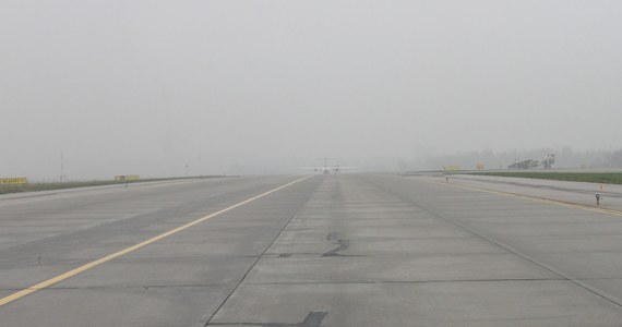 Gęsta mgła na południowym zachodzie Polski, która o poranku sparaliżowała ruch na lotnisku we Wrocławiu, powoli ustępuje. Pierwsze maszyny już lądują w porcie i startują z niego.