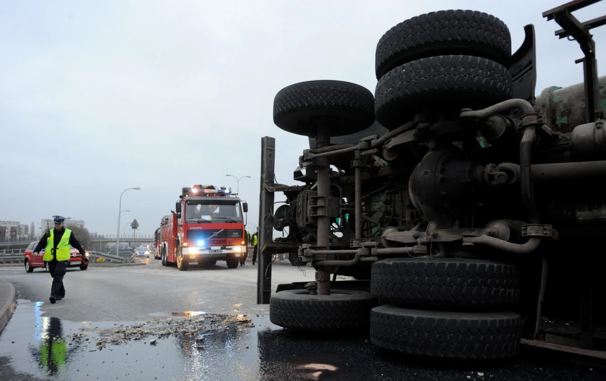 Od piątku w 146 wypadkach zginęło 15 osób, a rannych zostało blisko 200. Te przerażające statystki przekazała policja. Bilans może jeszcze wzrosnąć - po południu rozpoczną się powroty ze świątecznych wyjazdów; tłoczno będzie m.in. na drogach dojazdowych do miast. 