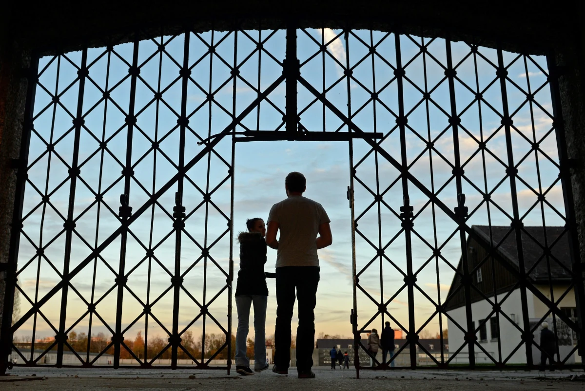W byłym niemieckim obozie koncentracyjnym Dachau skradziony został fragment żelaznej bramy z napisem "Arbeit macht frei" - poinformowała policja. Kradzież zauważyli w niedzielę rano pracownicy ochrony.  Przypuszczalnie doszło do niej w nocy.