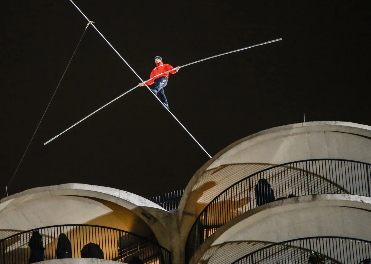 Nawet ponad 50 tysięcy widzów mogło zgromadzić się w centrum Chicago, by na żywo zobaczyć to, czego dotąd nikt nie dokonał. W nocy czasu polskiego 35-letni Nik Wallenda odbył dwa spacery po linie bez żadnego zabezpieczenia. Oba na wysokości blisko 180 metrów.  