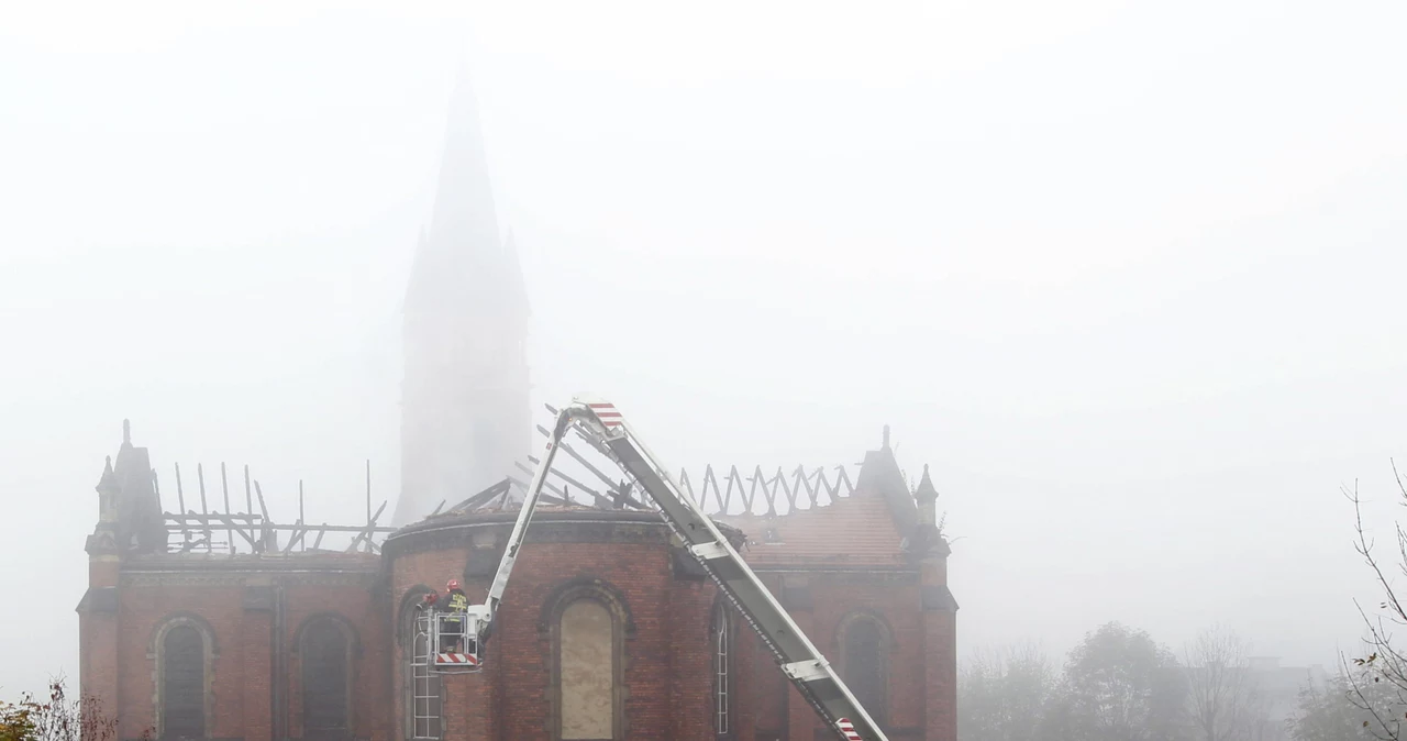 Dogaszanie pożaru zabytkowej katedry pw. Wniebowzięcia Najświętszej Maryi Panny w Sosnowcu