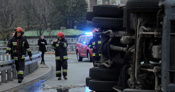 20 osób zginęło, 252 zostały ranne w 196 wypadkach - to bilans świątecznego weekendu na polskich drogach. Policjanci od piątku do niedzieli zatrzymali 910 pijanych kierowców.  