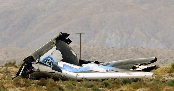 Eksperymentalny statek kosmiczny SpaceShipTwo firmy Virgin Galaxy rozpadł się w locie nad pustynią Mojave, gdy przedwcześnie uruchomił się system, mający wspierać wytracanie prędkości podczas powrotu do atmosfery - poinformowali inspektorzy federalni. 