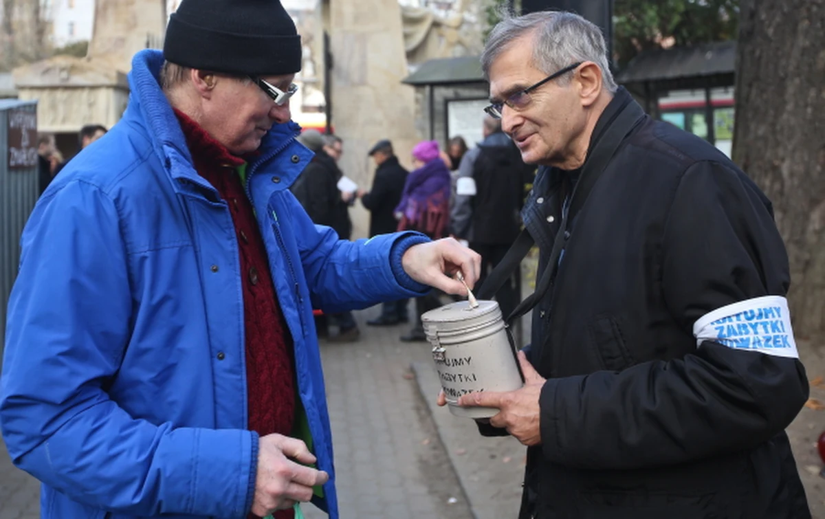Na wielu polskich cmentarzach skończyły się w zaduszkowy wieczór kwesty, których celem było nie tylko ratowanie zabytkowych grobowców, nagrobków i pomników na tych nekropoliach, ale także mogił naszych rodaków poza granicami kraju, zwłaszcza we Lwowie i w Wilnie. Pieniądze zbierane są także na upamiętnienie Żołnierzy Niezłomnych (Wyklętych) oraz na budowę monumentów ku czci ofiar katastrofy smoleńskiej.