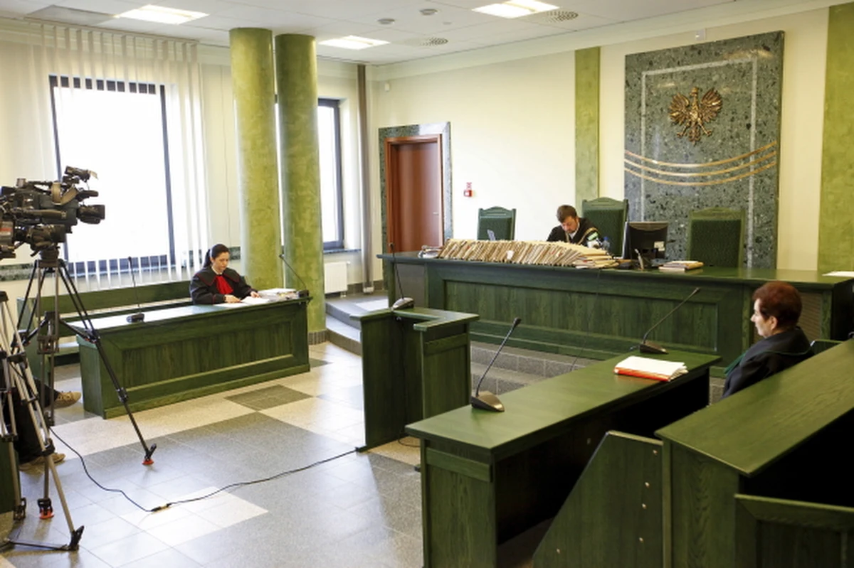 Na kary więzienia w zawieszeniu skazał Sąd Rejonowy w Białymstoku dwie osoby oskarżone w procesie związanym z wypadkiem autokaru z licealistami koło Jeżewa. Wyrok jest nieprawomocny, prokuratura już zapowiedziała apelacje. Do wypadku doszło we wrześniu 2005 roku. Zginęło wówczas trzynaście osób, a ponad 40 zostało rannych. 