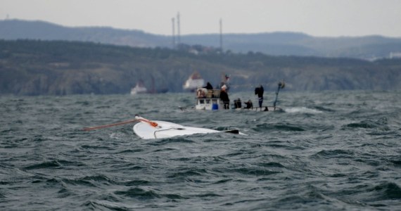 Co najmniej 24 osoby zginęły w wyniku zatonięcia w cieśninie Bosfor łodzi, przewożącej najpewniej nielegalnych imigrantów - poinformowały władze tureckie. Siedem osób udało się uratować. Większość ofiar to dzieci.