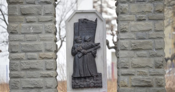 „Działacze niepodległościowi chcą własnoręcznie zburzyć sowiecki monument w Nowym Sączu” – informuje „Rzeczpospolita”. Dziennik ostrzega, że w mieście może dojść do starć z policją. 