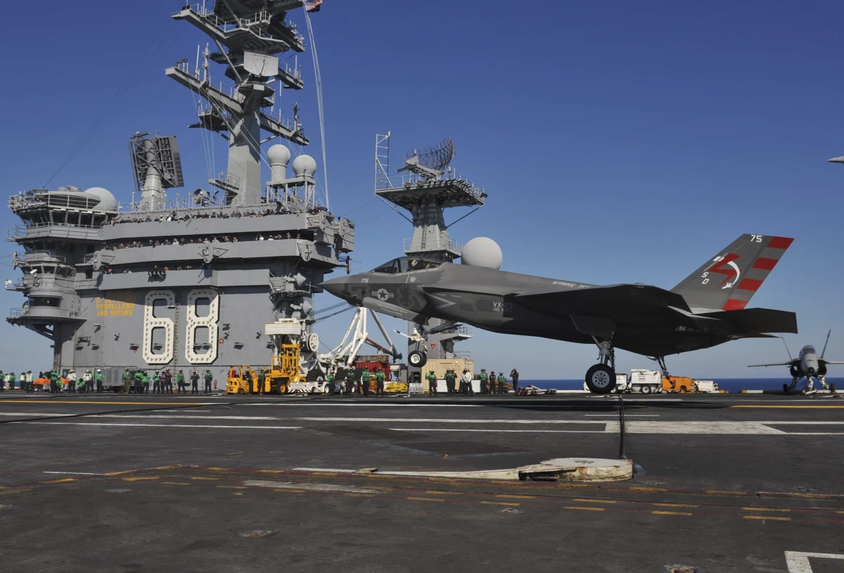 Myśliwiec F-35C pomyślnie wylądował na pokładzie lotniskowca USS Nimitz u wybrzeży San Diego.