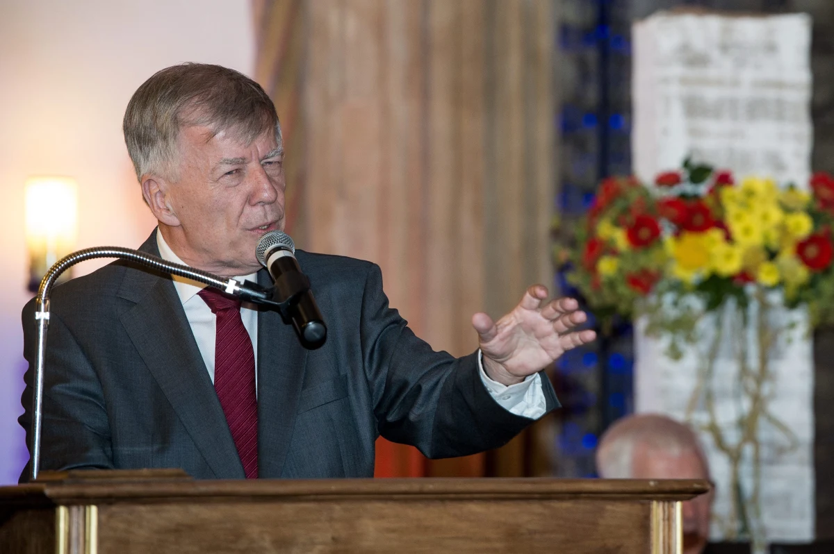 Grzegorz Braun wygrał proces przeciwko polskiemu państwu przed Europejskim Trybunałem Praw Człowieka. Reżyser kilka lat temu oskarżył znanego językoznawcę Jana Miodka o współpracę ze Służbą Bezpieczeństwa. Strasburscy sędziowie jednomyślnie uznali, że skazanie go za pomówienie w naszym kraju, stanowiło naruszenie prawa reżysera do swobody wypowiedzi. 