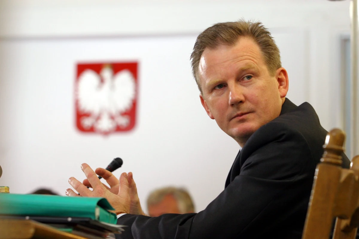 Trzy osoby zostały zatrzymane w związku z kwietniowym pobiciem wiceszefa Komisji Nadzoru Finansowego Wojciecha Kwaśniaka. Wszyscy usłyszeli zarzuty czynnej napaści, dwóch zostało tymczasowo aresztowanych.