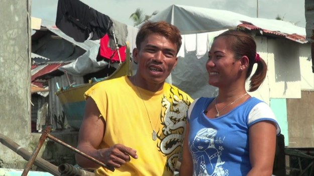 To jedna z tych historii miłosnych, które wyciskają łzy z oczu. Kiedy rok temu potężny tajfun Haiyan uderzył w Filipiny, Juvelyn i Joel byli pewni, że ich życie nie ma już sensu. Obydwoje stracili w kataklizmie wszystkich swych bliskich. Dziś odbudowują swoje zrujnowane życie wspólnie.


Żywioł zabił męża Juvelyn, z którym była przez 13 lat, a także szóstkę jej dzieci, matkę, siostrę i najlepszą przyjaciółkę… Joel utracił na zawsze żonę, syna i córkę. Żadne z tych dwojga po takiej tragedii nie myślało nawet o nowym związku – aż do dnia, kiedy spotkali się w siedzibie organizacji pozarządowej pomagającej ofiarom tajfunu znaleźć dorywczą pracę. Dziś, jak mówią, dzielą wspólnie swoje szczęście, ale i samotność. Razem też modlą się za swoich bliskich, którzy zginęli.


W historii Juvelyn i Joela życie zatriumfowało nad śmiercią. Para oczekuje właśnie narodzin swojego dziecka. - Tęsknię za dużą rodziną; taką, jaką miałam wcześniej. Miałam całą gromadkę dzieci. Dziś brakuje mi ich gwaru - mówi kobieta.