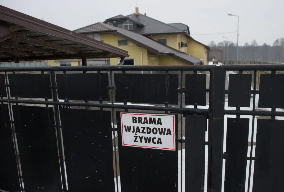 Niedopełnienie obowiązków i poświadczenie nieprawdy w dokumentacji - takie zarzuty usłyszeli lekarze weterynarii, którzy powinni pilnować uboju w zakładzie w Rosławowicach koło Białej Rawskiej w Łódzkiem. Mężczyźni pisali, że nadzorowali ubój zwierząt w zakładzie, chociaż nie prowadzili takich badań.