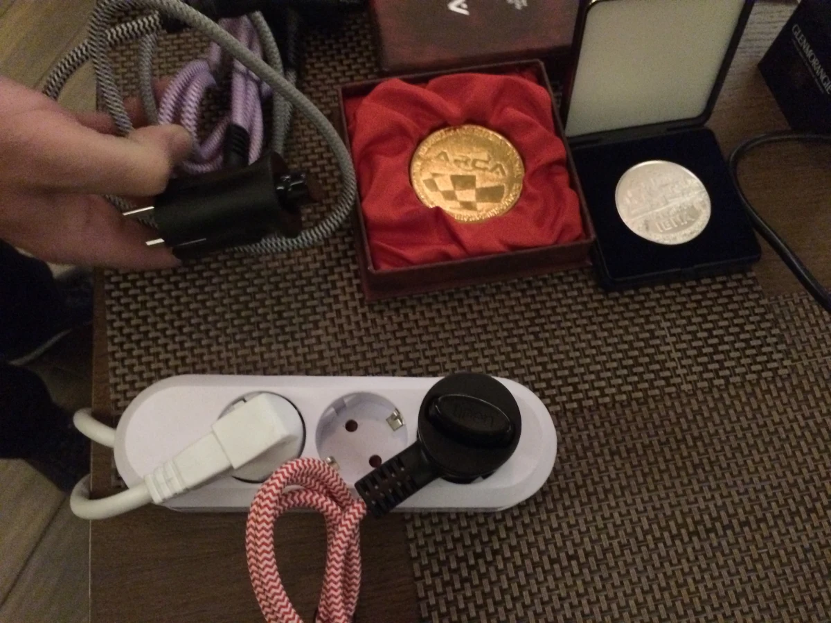 Polska wtyczka do prądu, wyprodukowana przez firmę z Ostrowa Lubelskiego, srebrnym medalistą targów wynalazków w Niemczech. W Norymberdze dostrzegło ją międzynarodowe jury. Konkurencja była spora, bo o laury walczyło 700 wynalazków z 32 krajów. Co takiego szczególnego jest w tej wtyczce? Specjalny przycisk ułatwiający jej wyciągnięcie z gniazdka. 