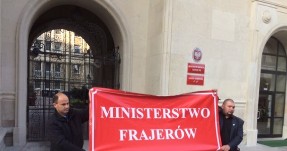 "Ministerstwo frajerstwa",  "Nie jesteśmy frajerami" , "Sawicki, przeproś - i do roboty" - takie hasła na transparentach mają wypisani sadownicy protestujący przed ministerstwem rolnictwa. Są niezadowoleni z pomocy państwa po rosyjskim embargu.