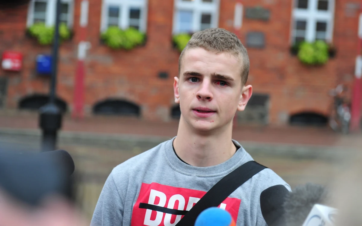 Przekroczył uprawnienia, użył przemocy i groźby, by wymusić zeznania - oto zarzuty, jakie prokuratura postawiła strażnikowi miejskiemu ze Szczecinka. Funkcjonariusza nagrał pobity przez niego mężczyzna.