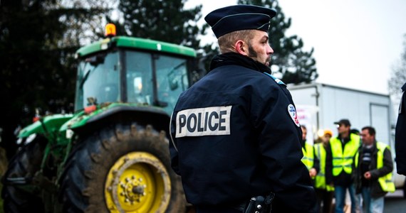 Wielka fala protestów francuskich rolników przeciwko spadkowi cen hurtowych płodów rolnych – m.in. z powodu rosyjskiego embarga. Rozgniewani rolnicy wysypują kompost przed gmachami publicznymi i atakują zagraniczne ciężarówki!