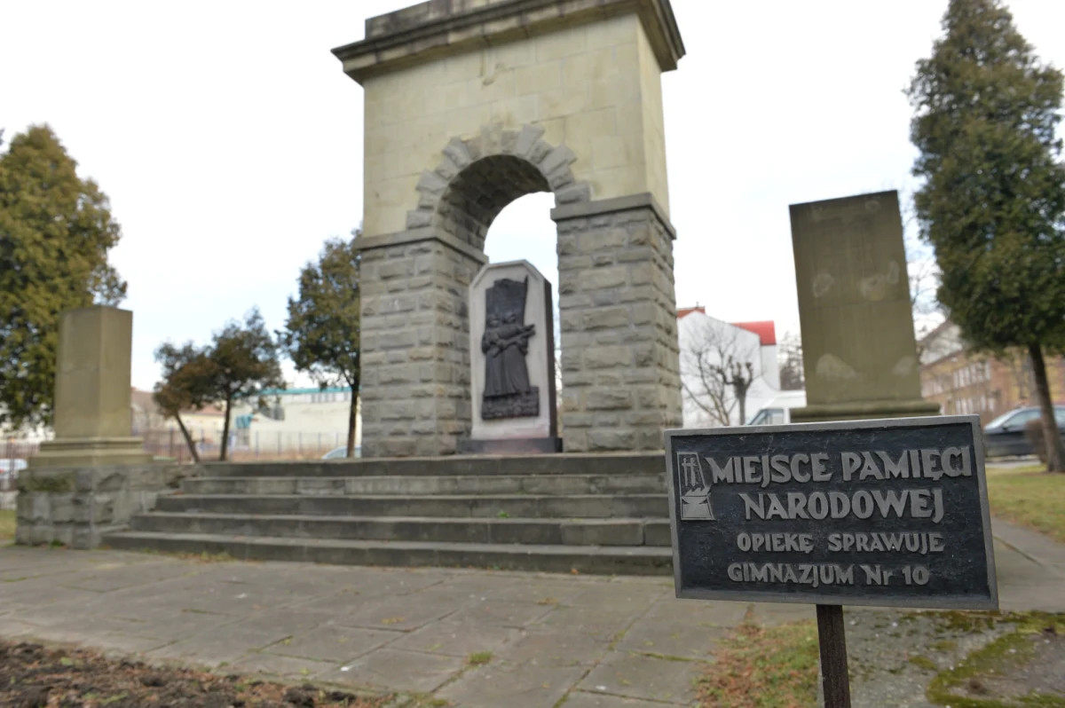 Władze Nowego Sącza zgodziły się na usunięcie symboli totalitarnych z pomnika Chwały Armii Czerwonej.  Jeszcze dziś zostaną one zdjęte i trafią do Muzeum Okręgowego w Nowym Sączu. 