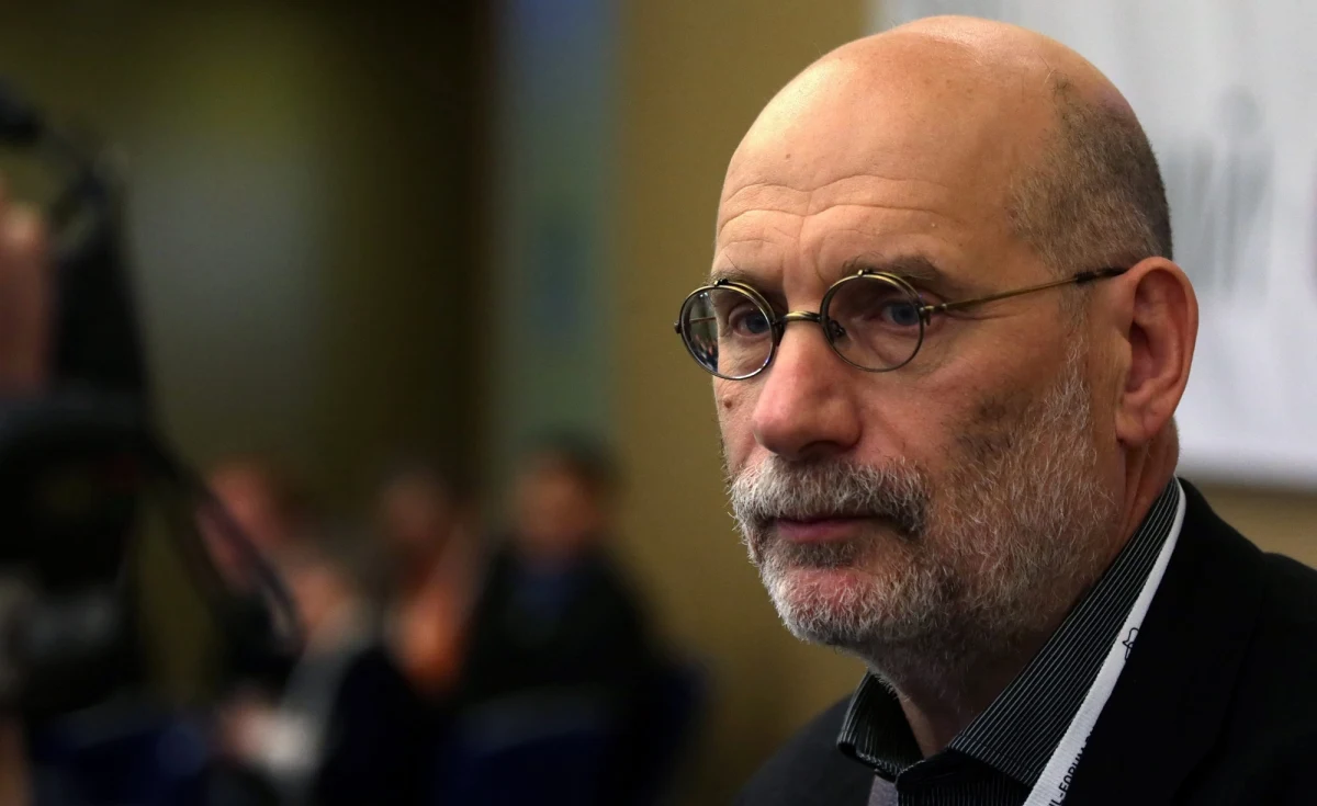 „Literatura jest jak zdrowy żołądek - wszystko może przetrawić i nic jej nie zaszkodzi” – mówi w specjalnym wywiadzie dla RMF FM Boris Akunin, autor powieści kryminalnych uwielbianych przez miliony czytelników na całym świecie. Pisarz przyznaje się do młodzieńczej fascynacji dziełami Henryka Sienkiewicza i zdradza tytuł swojej kolejnej książki, której akcja częściowo będzie się toczyć w Krakowie. Zapowiada też odejście od beletrystyki. „Teraz jestem w innym nastroju. Chcę pisać inaczej, pisać mniej grzeczne książki” – tłumaczy naszemu dziennikarzowi.