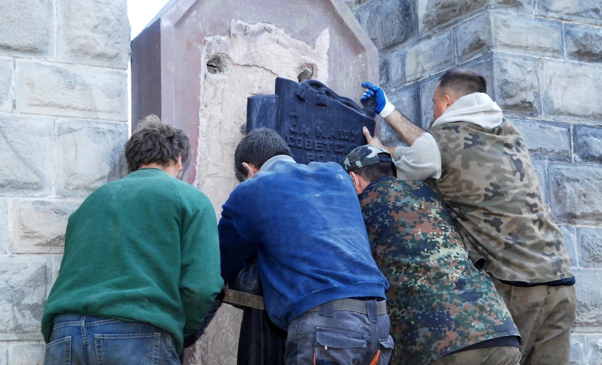 Zupełnie niespodziewanie (podobnie jak w Katowicach kilka miesięcy temu) dzisiaj rano częściowo zdemontowano pomnik Armii Czerwonej w Nowym Sączu.