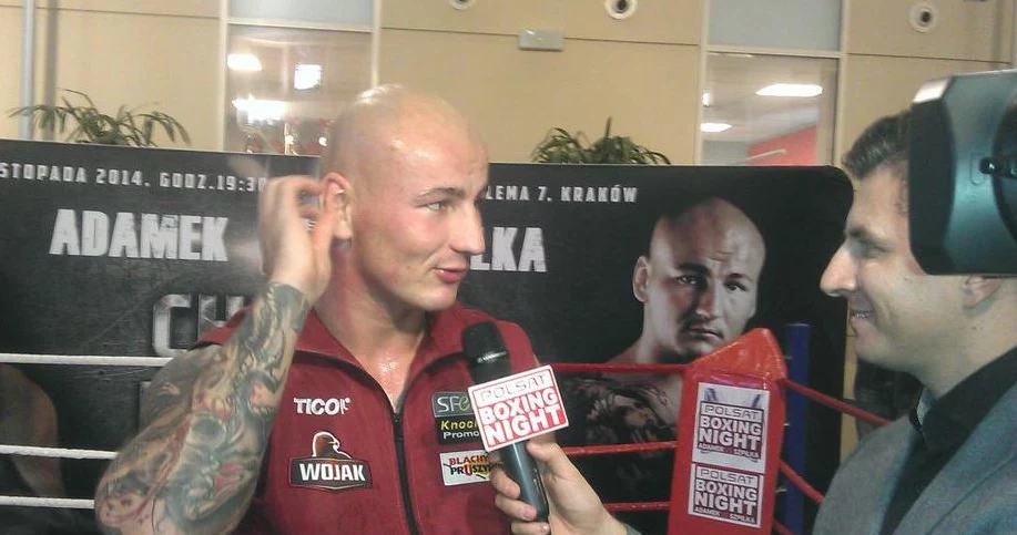 Artur Szpilka (z lewej) w rozmowie z Mateuszem Borkiem z Polsatu (z prawej)