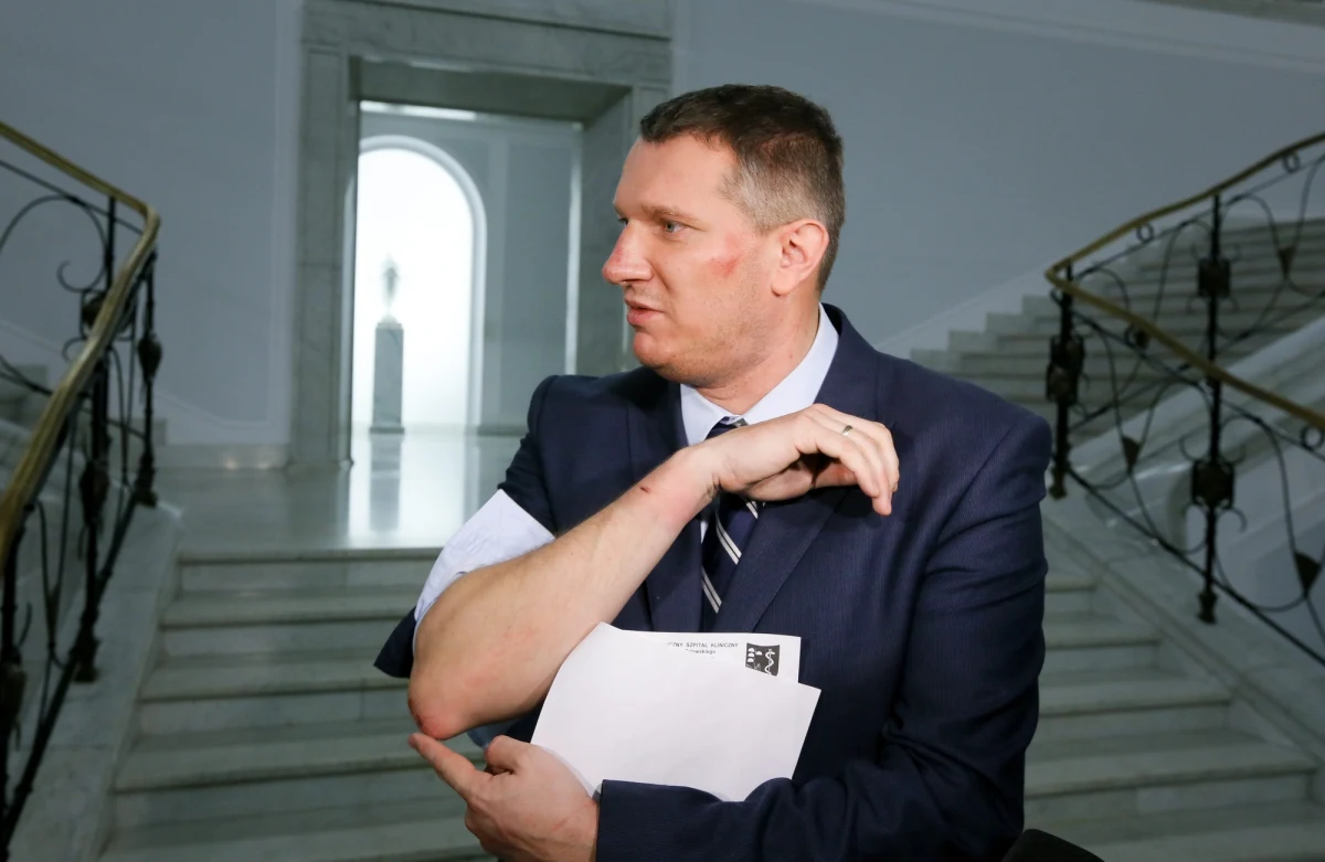 To nie poseł Przemysław Wipler zaatakował policję pod klubem nocnym w Warszawie, ale policjant Piotr J. napadł na posła. Najpierw gazem w twarz, a potem mocnym uderzeniem. "Fakt" i "Super Express" dotarły do nagrań monitoringu z nocy z 29 na 30 października 2013 roku. Na nagraniu widać zataczającego się posła, ale i okładających go pałką policjantów.