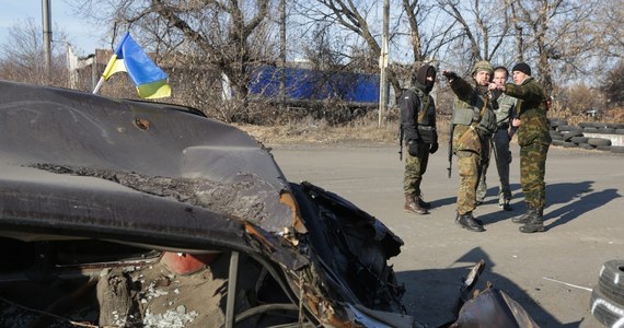 Dwóch nastolatków zginęło, a czterech młodych ludzi zostało rannych w eksplozji pocisku w Doniecku. Pocisk trafił w boisko szkolne znajdujące się ok. 3 kilometrów od lotniska na wschodzie Ukrainy. 