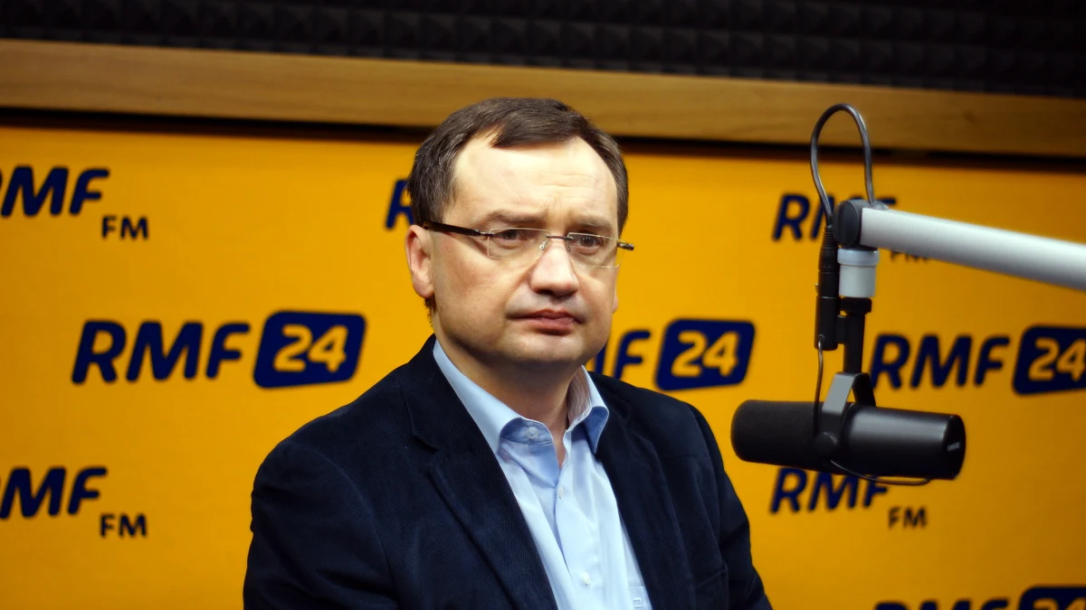 „Policja musi mieć przewagę w sytuacji podjęcia interwencji. Jeżeli chcemy mieć państwo bezpieczne, to nie może być tak, że ktoś podchodzi z boku, jest w dodatku na bani i wchodzi w jakieś przepychanki” - tak sprawę Przemysława Wiplera komentuje Zbigniew Ziobro w Kontrwywiadzie RMF FM. „Bycie po kilku głębszych to nie jest moment na interwencję. To był błąd Wiplera. Poseł wszedł w rolę, której nie miał prawa podjąć. Sprawa nie powstałaby, gdyby pijany nie przyszedł i nie wtargnął” - dodaje.