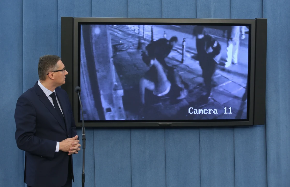 "To nie ja biłem, tylko byłem bity. Dostałem z pięści w twarz, to widać na nagraniach" - mówi Przemysław Wipler. W mediach pojawiło się nagranie z monitoringu, mające przedstawiać, co wydarzyło się przed jednym z warszawskich klubów. Poseł rok temu miał zaatakować funkcjonariuszy. "Policja jest państwem w państwie. Będę dochodził sprawiedliwości" - zadeklarował. 