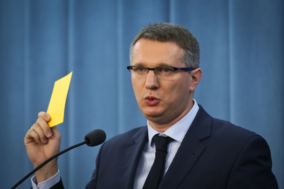 "Materiał dowodowy zebrany w tej sprawie, uzasadnił podejrzenie, że Przemysław Wipler popełnił czyny zabronione" - powiedział Przemysław Nowak, rzecznik Prokuratury Okręgowej w Warszawie. To reakcja na wystąpienie posła w związku z publikacją nagrań z monitoringu, mających przedstawiać, co wydarzyło się przed jednym z warszawskich klubów. "To nie ja biłem, tylko byłem bity" - stwierdził Wipler na specjalnie organizowanej konferencji. 
