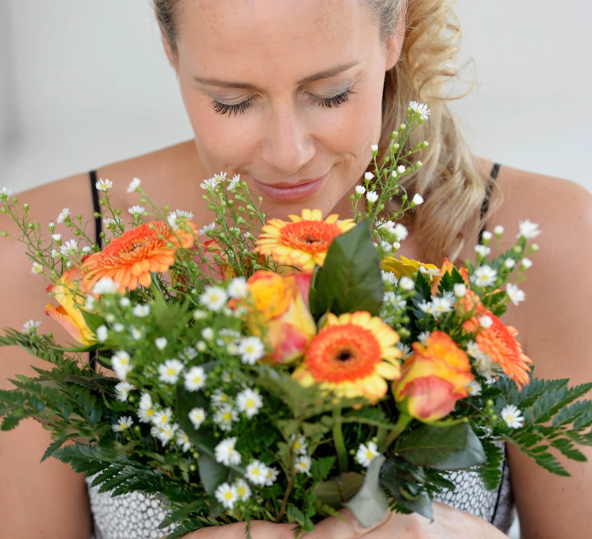 Kobiety mają węch bardziej wyczulony od mężczyzn. Potwierdziły to najnowsze badania laboratoryjnie naukowców. Uczeni policzyli komórki węchowe w mózgach pań i panów. Okazało się, że kobiety mają ich o ponad 40 procent więcej od mężczyzn. 