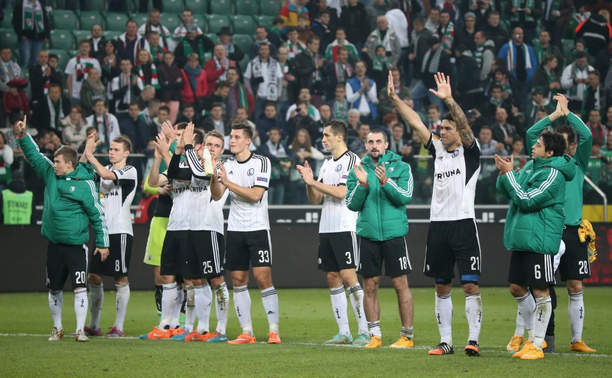 Po czwartej kolejce piłkarskiej Ligi Europejskiej cztery drużyny są już pewne awansu do 1/16 finału. W tym gronie jest Legia Warszawa, która w czwartek pokonała u siebie Metalist Charków 2:1. Stawkę uzupełniają Dynamo Moskwa, Fiorentina i FC Salzburg. 