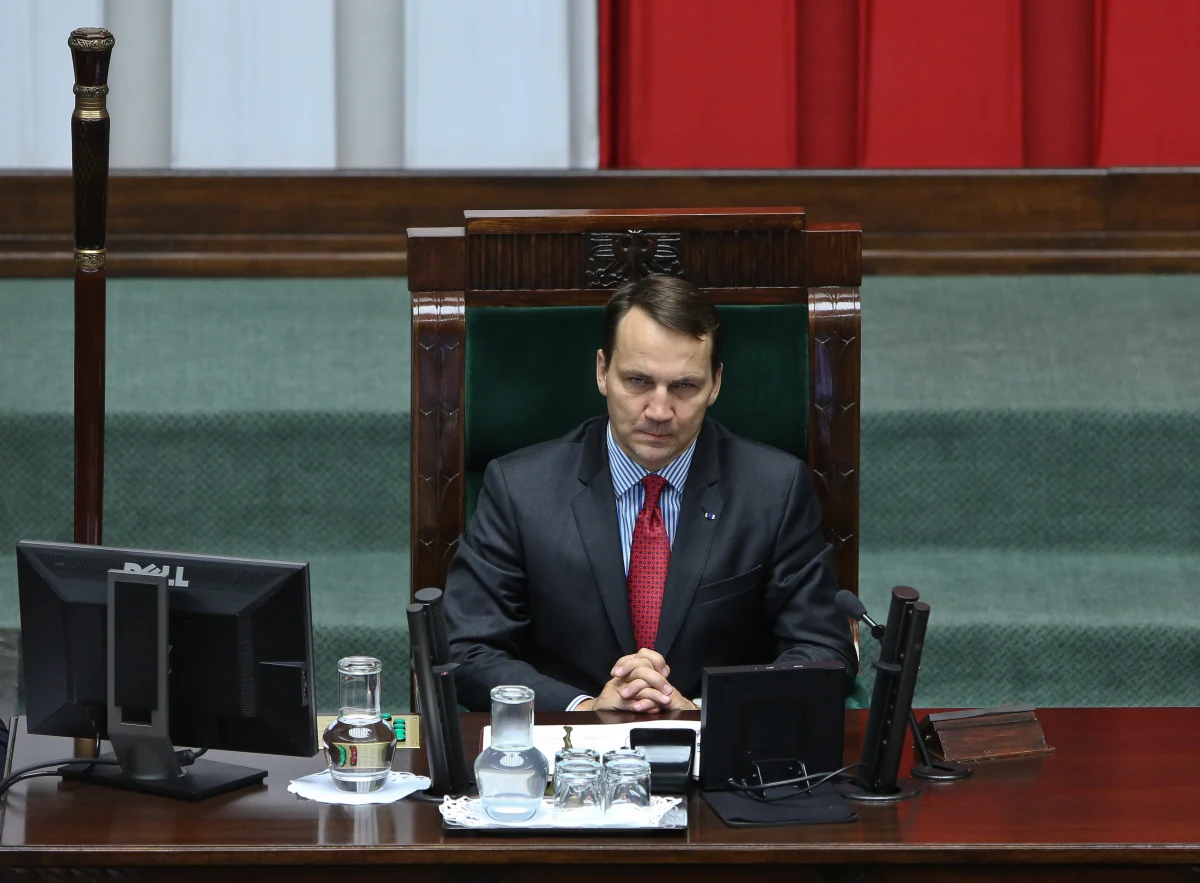 Radosław Sikorski pozostaje marszałkiem Sejmu. W głosowaniu odrzucony został wniosek klubu PiS o jego odwołanie. Za pozbawieniem Sikorskiego funkcji było 146 posłów, 240 było przeciw, a 48 wstrzymało się od głosu. Większość bezwzględna wymagana do odwołania marszałka wynosiła 218.