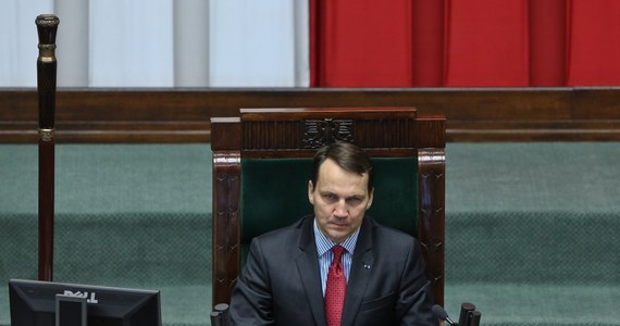 Radosław Sikorski pozostaje marszałkiem Sejmu. W głosowaniu odrzucony został wniosek klubu PiS o jego odwołanie. Za pozbawieniem Sikorskiego funkcji było 146 posłów, 240 było przeciw, a 48 wstrzymało się od głosu. Większość bezwzględna wymagana do odwołania marszałka wynosiła 218.