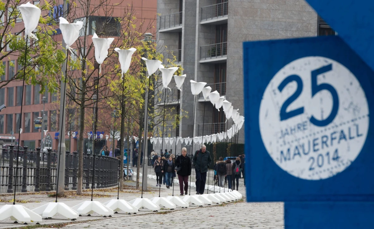 25 lat temu - 9 listopada 1989 r. upadł berliński mur - symbol powojennego podziału Niemiec i Europy. Podczas weekendu miliony Niemców będą świętować obalenie komunistycznej dyktatury NRD. Mimo upływu czasu nie milkną zacięte spory o przeszłość.   