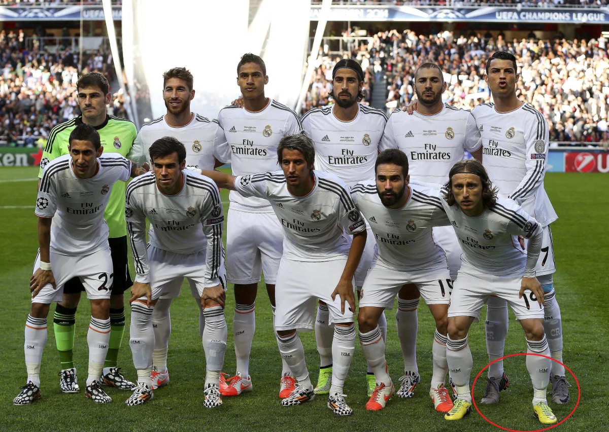 Cristiano Ronaldo już przeszedł do historii futbolu, ma wszystko czego mogą zazdrościć mu inni piłkarze - sławę, wielkie pieniądze i piękną życiową partnerkę. Ale jak pokazują poniższe zdjęcia, CR7 i tak bardzo mocno zwraca uwagę na to, jak wychodzi na zdjęciach - by wyglądać na wyższego... staje na palcach!