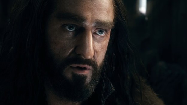 Filmowa adaptacja książki J.R.R. Tolkiena, będącej wstępem do słynnego "Władcy pierścieni", to opowieść pełna niesamowitych wydarzeń i magicznych postaci. Przedstawia odwieczną walkę dobra ze złem. Po wielkim sukcesie pierwszych dwóch części trylogii: "Hobbit: Niezwykła podróż" (2012) oraz "Hobbit: Pustkowie Smauga" (2013), nadszedł czas na film zamykający niezwykłe dzieło Petera Jacksona: "Hobbit: Bitwa Pięciu Armii".
Drużyna dowodzona przez Thorina Dębową Tarczę dotarła do Samotnej Góry, której skarbu strzeże potężny Smaug. Czy Bilbo i jego towarzysze pokonają smoka i odzyskają legendarny Erebor?