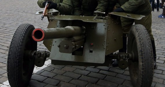32 czołgi, 16 haubic i 30 ciężarówek z żołnierzami i amunicją - tyle według władz w Kijowie przerzuciła dziś Rosja na tereny kontrolowane przez ukraińskich separatystów. Ukraińskie media przypuszczają, że to mogą być przygotowania do ofensywy rebeliantów i Rosjan.