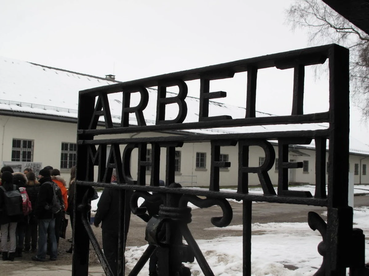 Niemal tydzień po kradzieży napisu "Arbeit macht frei" znad bramy byłego obozu koncentracyjnego w Dachau w Niemczech, nadal nie wiadomo, kim są sprawcy i dokąd wywieźli szyld. Policja wyznaczyła trzy tysiące euro nagrody dla osoby, która pomoże w dochodzeniu.