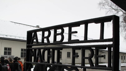 Kto ukradł bramę z Dachau? Policja daje 3 tys. euro nagrody 