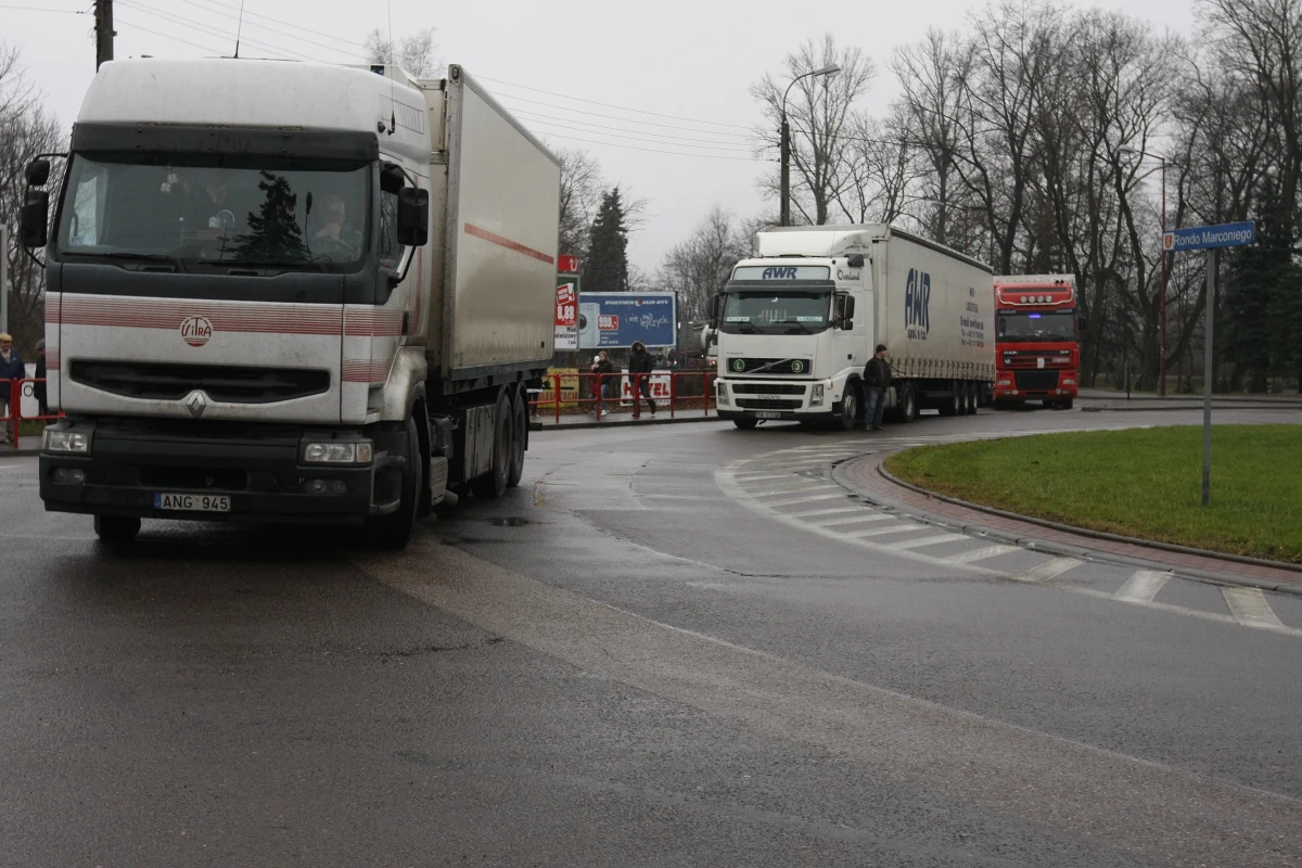 Nie wszyscy są zadowoleni z dzisiejszego otwarcia obwodnicy Augustowa. Część rolników nie dostała jeszcze pieniędzy za wywłaszczone pod inwestycję ziemie. 