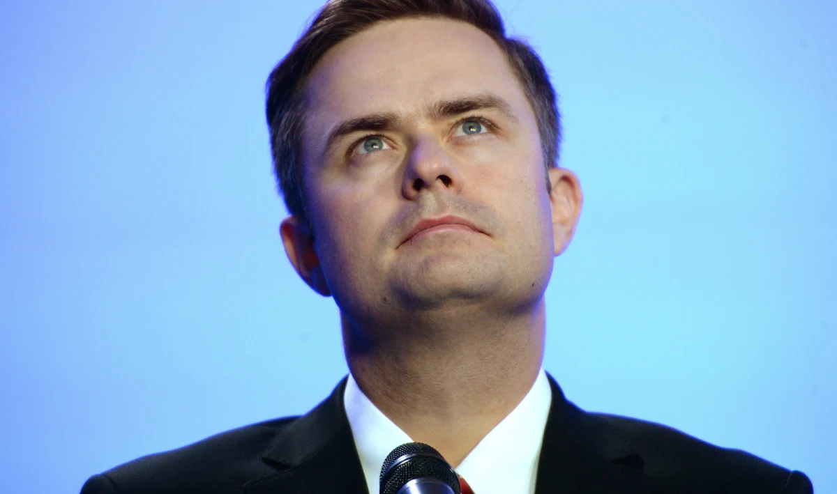 Prawo i Sprawiedliwość zawiesiło trzech polityków PiS - Adama Hofmana, Mariusza Antoniego Kamińskiego i Adama Rogackiego - w związku z ich podróżą do Madrytu - informuje TVN24. Wcześniej marszałek Sejmu Radosław Sikorski spotkał się z szefem klubu partii Mariuszem Błaszczakiem. 