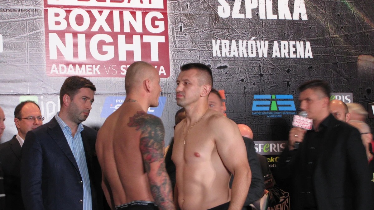 Artur Szpilka 101,2 kg, a Tomasz Adamek 102,6 - to najnowsze wyniki piątkowej ceremonii ważenia przed sobotnią galą boksu w Kraków Arenie. Pojedynek "Szpili" i "Górala" będzie główną walką wieczoru. Na trybunach zasiądzie ponad 17 i pół tysiąca widzów. 