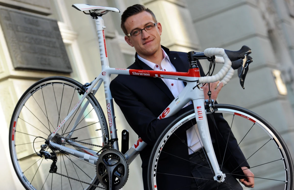 Po kilku latach wraca moda na bicie rekordu świata w kolarskiej jeździe godzinnej. W tym roku rekord globu poprawił już Niemiec Jens Voigt i Austriak Matthias Brandle. Teraz z rekordowym wynikiem powalczy Andrzej Bartkiewicz - jego celem jest przede wszystkim poprawienie rekordu Polski. Próba pobicia rekordu dziś na torze w Pruszkowie.