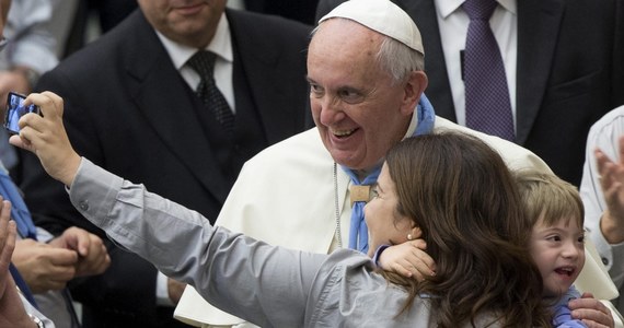 Piuska papieża Franciszka zostanie zlicytowana na rzecz Romów w Sztokholmie przez słynny szwedzki dom aukcyjny Bukowski. Papieskie nakrycie głowy otrzymał z Watykanu mieszkający w Szwecji Argentyńczyk, znajomy papieża. 