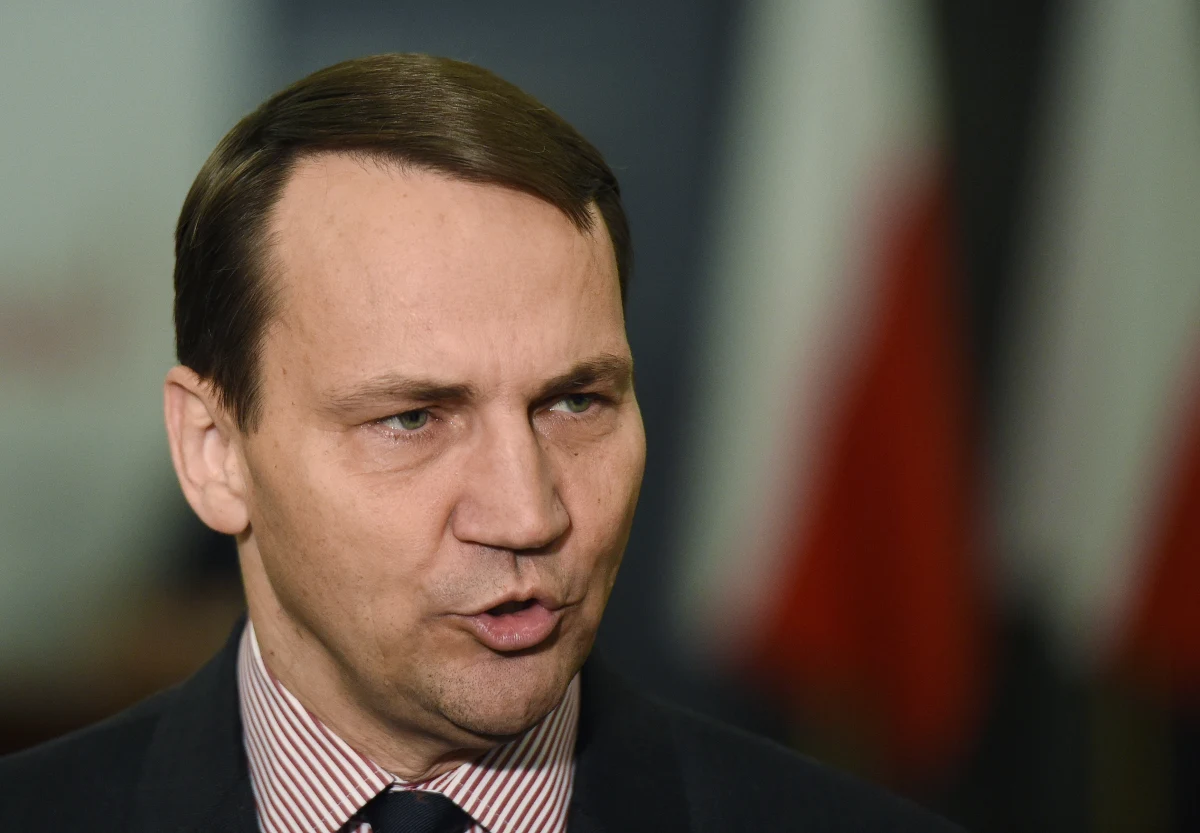 W środę na swoim biurku marszałek Sejmu ma mieć pisemne wyjaśnienia trzech posłów Prawa i Sprawiedliwości: Adama Hofmana, Mariusza Antoniego Kamińskiego oraz Adama Rogackiego w sprawie ich wyjazdu do Madrytu. Do tego czasu Radosław Sikorski nie chce mówić o przeglądzie wstecz wyjazdów służbowych wszystkich posłów. Taki audyt sugerowali Rafał Grupiński z PO i Jerzy Wenderlich z SLD. Prezes PiS Jarosław Kaczyński zapowiedział w RMF FM, że Hofman, Kamiński i Rogacki zostaną usunięci z partii.  