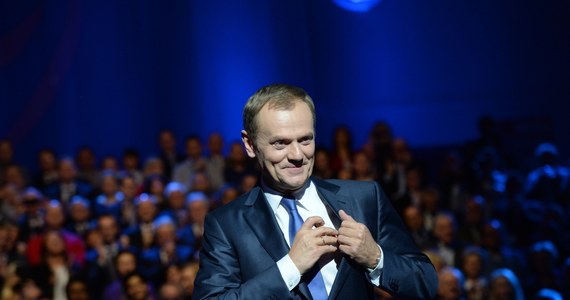 Donald Tusk żegna się z Platformą Obywatelską i przekazuje władzę w partii premier Ewie Kopacz. Tusk, który 1 grudnia obejmie stanowisko szefa Rady Europejskiej, ma otrzymać tytuł honorowego przewodniczącego. Żegnanie się z PO to trudna rola – powiedział Tusk.