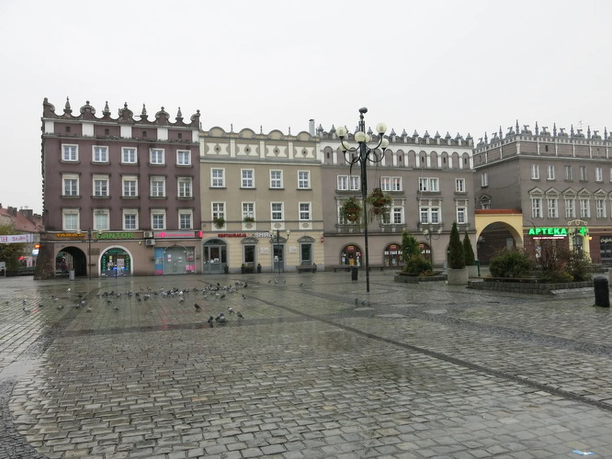 Racibórz to jedna z historycznych stolic Górnego Śląska. To właśnie tam zawitało dziś "Twoje Miasto w RMF FM". Pierwsza wzmianka o mieście pojawiła się już w 1108 roku w kronice Galla Anonima. Przez wieki krzyżowały się tu polskie, niemieckie i czeskie tradycje. Jest wiele miejsc, które warto w  Raciborzu i jego okolicach obejrzeć: zamek, więzienna baszta czy rezerwat przyrody Łężczok na terenie parku krajobrazowego.   
