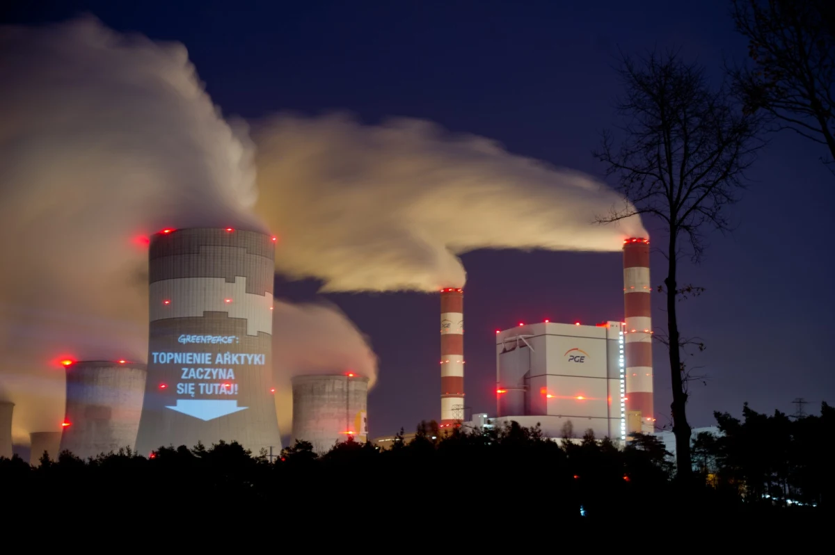 Życie mężczyzny, który w sobotę rano spadł z rusztowania przy pracach w Elektrowni Bełchatów w Łódzkiem, nie jest zagrożone. 32-letni monter doznał urazu głowy i licznych złamań, ale miał ogromne szczęście, że przeżył wypadek. 